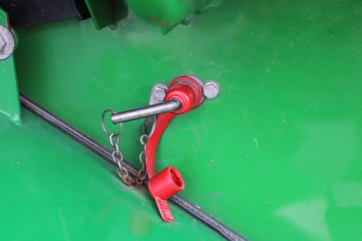 1211154-54 John Deere Gator 4x2 from 2004