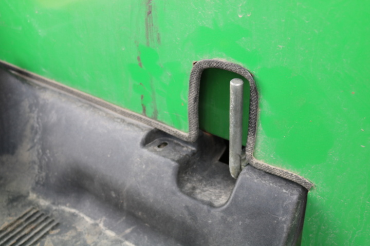 1211154-56 John Deere Gator 4x2 from 2004