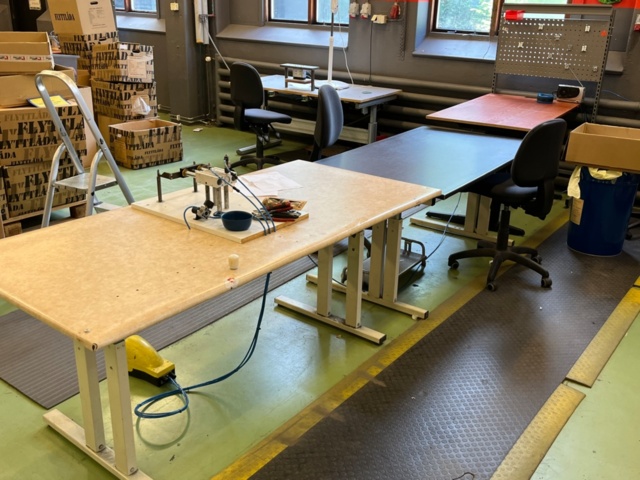 7 assembly tables/desks, most of which can be raised/lowered - PS ...