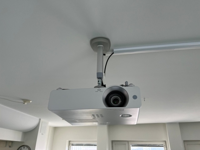 1220403-2 Projector & projector screen, Panasonic PT-VW431D