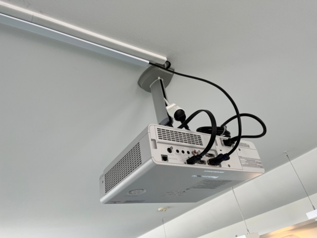 1220403-4 Projector & projector screen, Panasonic PT-VW431D