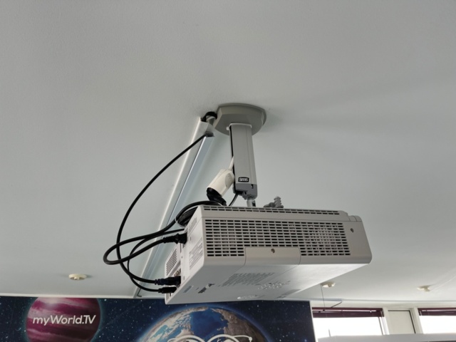 1220403-5 Projector & projector screen, Panasonic PT-VW431D