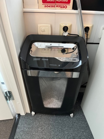 1220406-1 Document Shredder, Staples Titanium Cutter