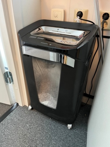 1220406-4 Document Shredder, Staples Titanium Cutter