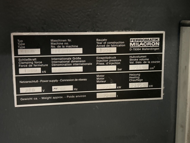 1162250-14 Injection molding machine with crane