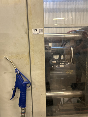 1162250-3 Injection molding machine with crane