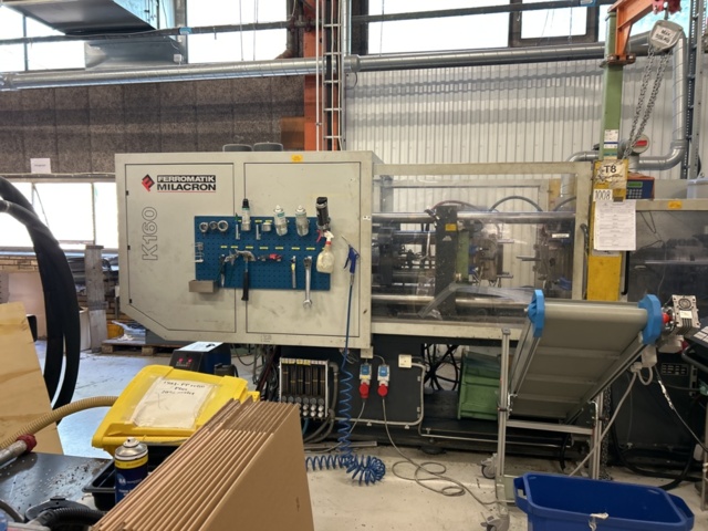 1162250-1 Injection molding machine with crane