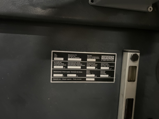 1162250-13 Injection molding machine with crane