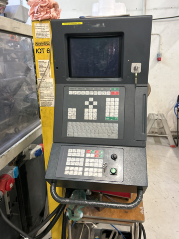 1162250-4 Injection molding machine with crane