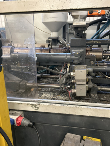 1162250-5 Injection molding machine with crane