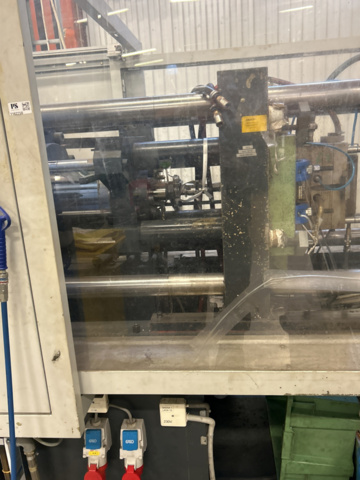 1162250-6 Injection molding machine with crane