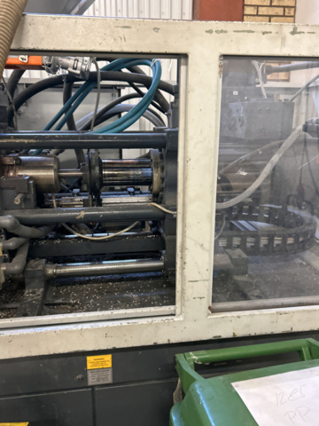 1162250-8 Injection molding machine with crane