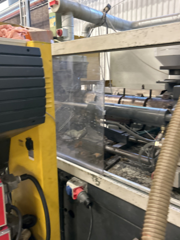 1162250-9 Injection molding machine with crane