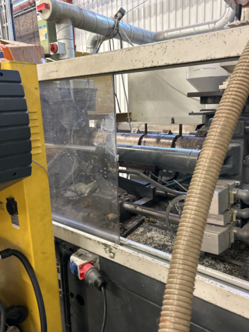 1162250-10 Injection molding machine with crane