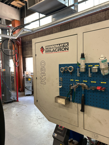 1162250-11 Injection molding machine with crane