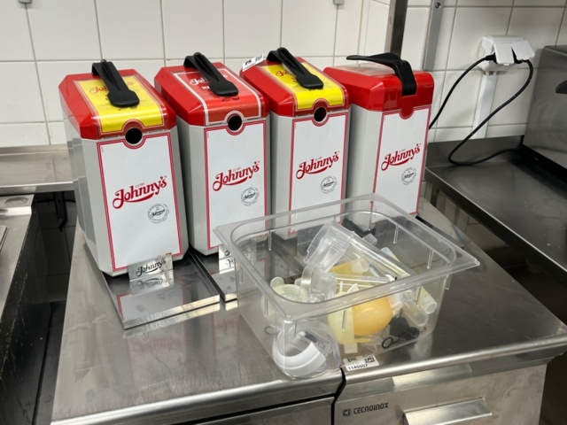 1145587-1 4 ketchup/mustard dispensers