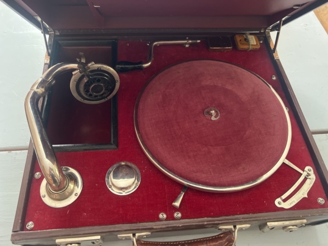 1121918-2 Crank gramophone
