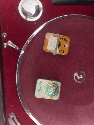 1121918-3 Crank gramophone