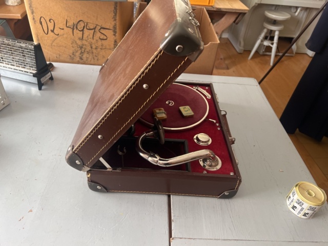 1121918-4 Crank gramophone