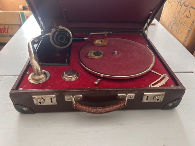 1121918-1 Crank gramophone