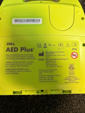 1144716-4 Defibrillator Zoll AED Plus with wall mount