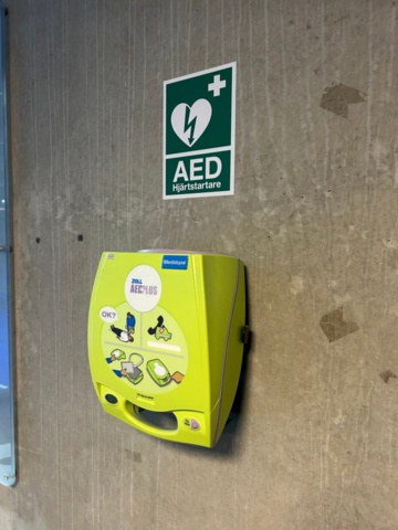 1144716-2 Defibrillator Zoll AED Plus with wall mount