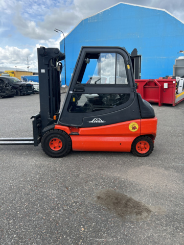1192972-2 Linde E30 electric truck with charger