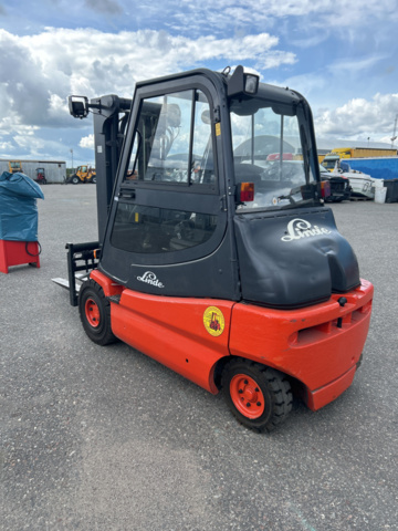 1192972-3 Linde E30 electric truck with charger