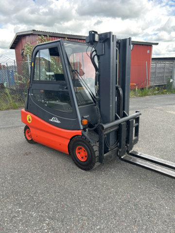 1192972-7 Linde E30 electric truck with charger