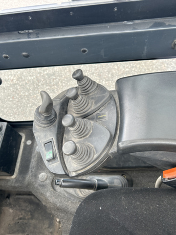 1192972-12 Linde E30 electric truck with charger