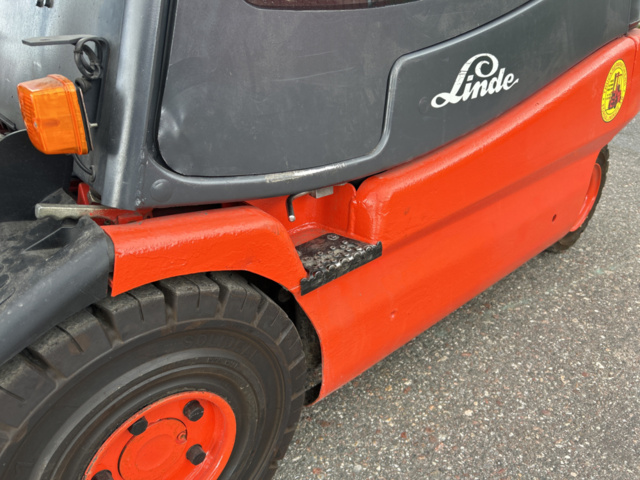 1192972-29 Linde E30 electric truck with charger