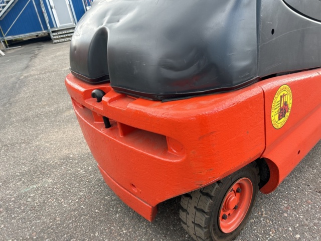 1192972-33 Linde E30 electric truck with charger