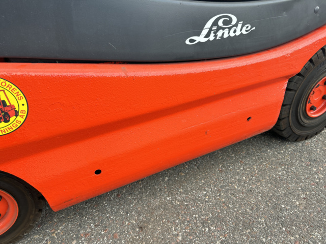 1192972-34 Linde E30 electric truck with charger