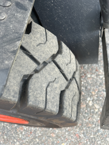 1192972-28 Linde E30 electric truck with charger