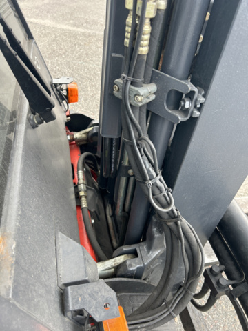 1192972-38 Linde E30 electric truck with charger