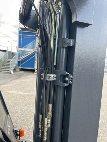 1192972-39 Linde E30 electric truck with charger