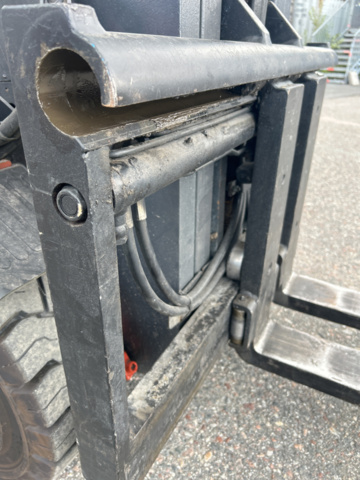 1192972-44 Linde E30 electric truck with charger