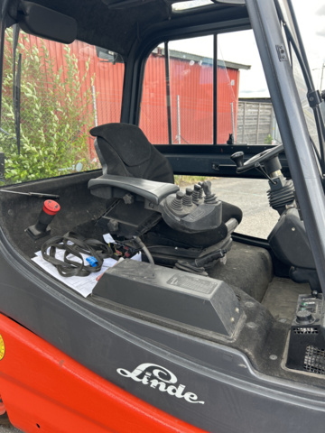 1192972-19 Linde E30 electric truck with charger