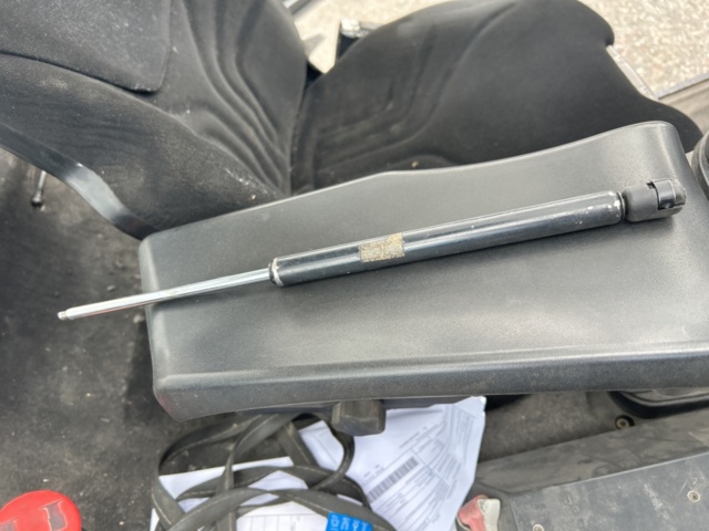 1192972-20 Linde E30 electric truck with charger