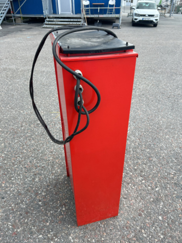 1192972-52 Linde E30 electric truck with charger