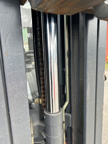 1192972-46 Linde E30 electric truck with charger