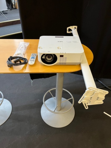 1209098-1 Projector with ceiling mount NEC P502H