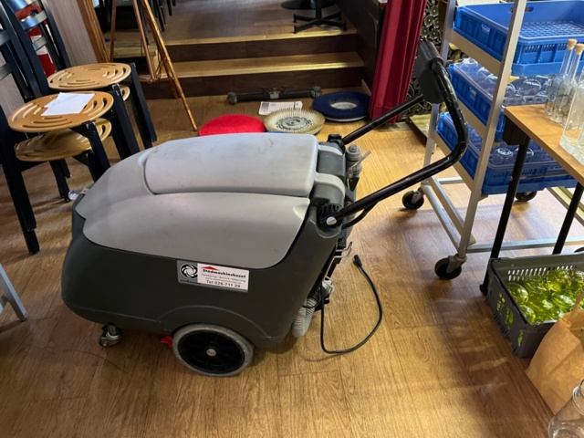 1209111-3 Cleaning machine with accessories Nilfisk BA 410