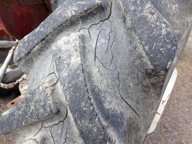 1227027-12 Massey-Ferguson -65 Tractor