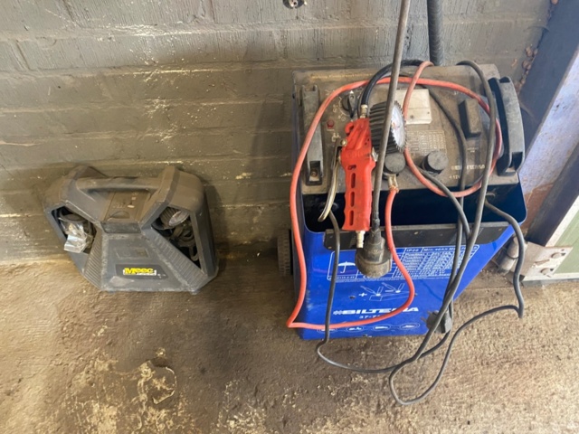 1151611-1 Battery charger Biltema 37-783, incl. sledgehammer and broken booster