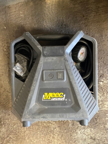 1151611-3 Battery charger Biltema 37-783, incl. sledgehammer and broken booster