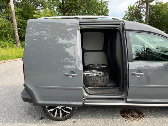 1227416-24 Volkswagen Caddy Alltrack Van -2017