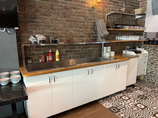 1178214-1 Salladsdisk, vattendispenser & parti med köksutensilier