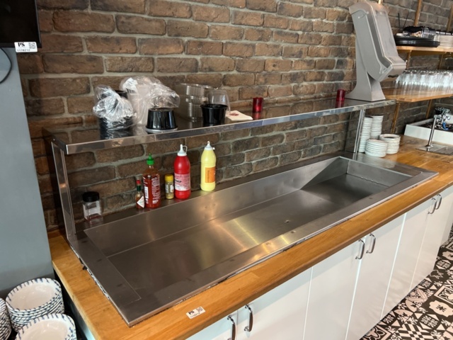 1178214-2 Salladsdisk, vattendispenser & parti med köksutensilier