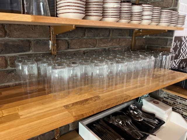 1178214-4 Salladsdisk, vattendispenser & parti med köksutensilier